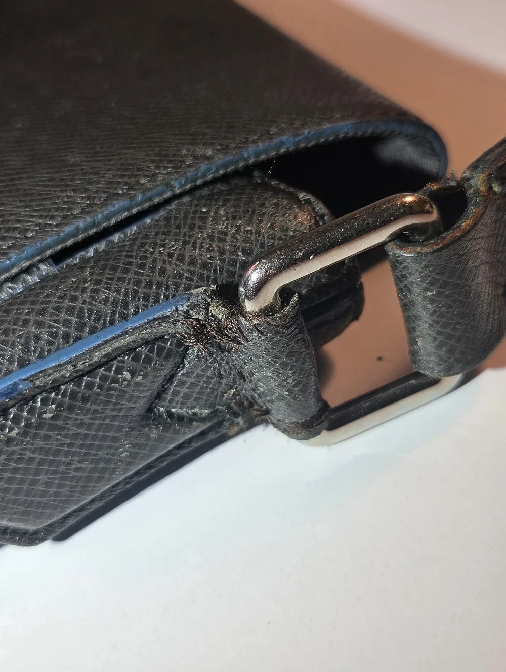 Louis Vuitton Roman MM Taiga Messenger Bag Black Leather W12.59